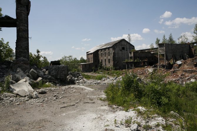 GOLLESCHAU_prisoners building.jpg