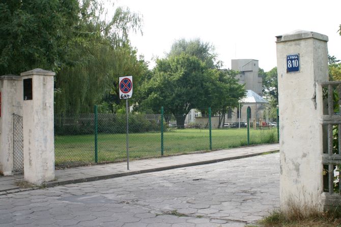 LG_004_ gate to the Hospital No 2.jpg